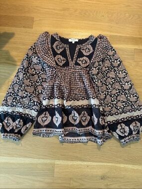 Sea beautiful printed blouse in with quilted sleeves